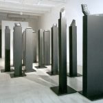 Künstlich gemacht, 2008, Objekte auf schwarzen Säulen <a href=